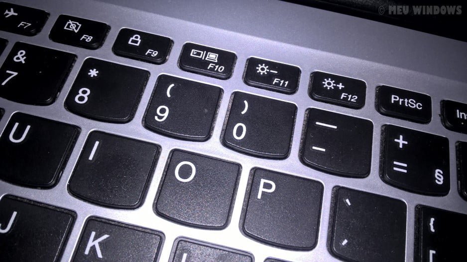Ajustar o brilho da tela usando o teclado